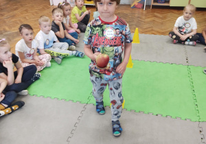 Chłopiec przenosi jabłko na łyżce